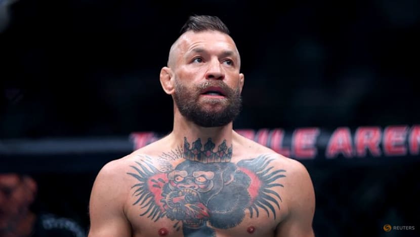McGregor's UFC return halted by knee injury in opening round