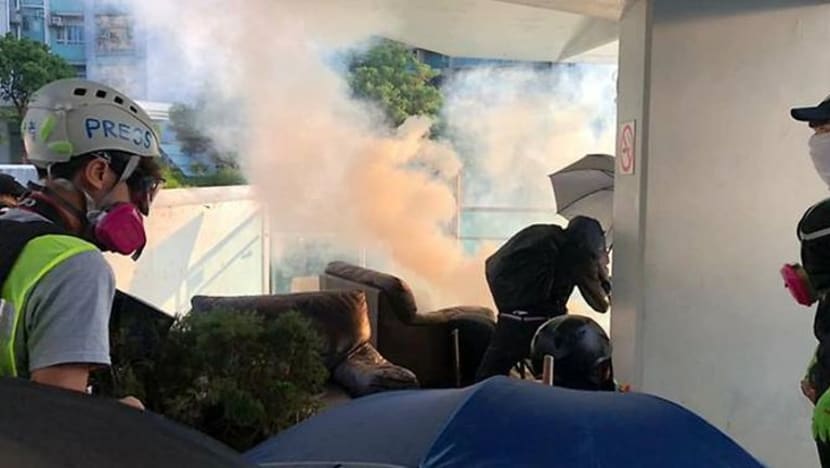 Hong Kong terus bergolak; polis lepaskan gas pemedih mata di kampus universiti Hong Kong terus bergolak; polis lepaskan gas pemedih mata di kampus universiti