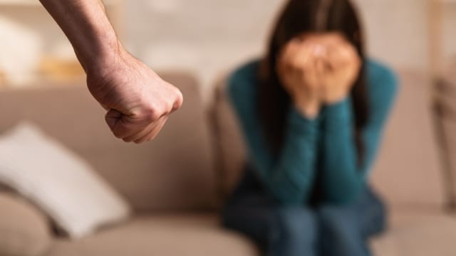 家暴妻子还对警员爆粗 清洁工被判监