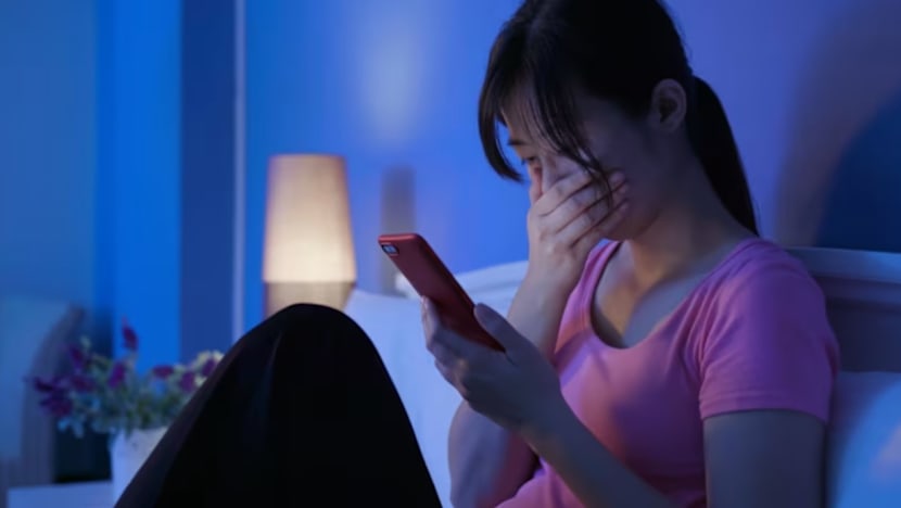 'Malu, cemas, takut': Dampak psikologis korban kekerasan seksual online di balik olok-olok chat cabul