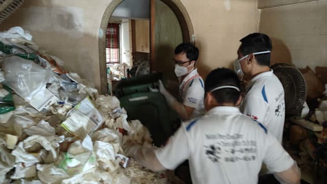 三房式单位几乎被杂物填满 义工耗十小时“清空”垃圾屋