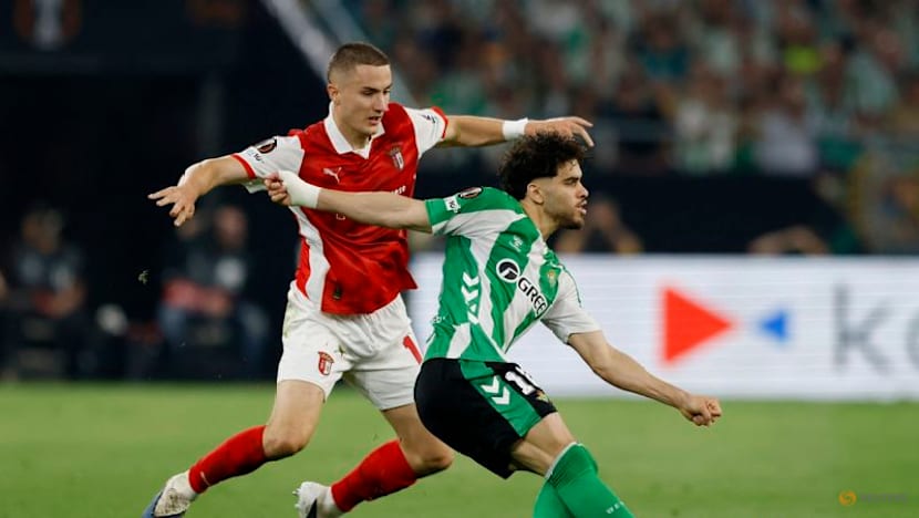 Forest edge 10-man Porto to secure Villa showdown