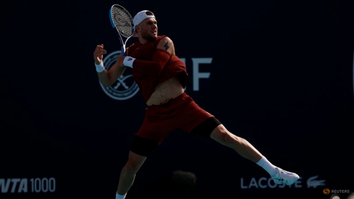 Draper, Ruud exit while Alcaraz, Sabalenka advance at rain-hit Miami Open