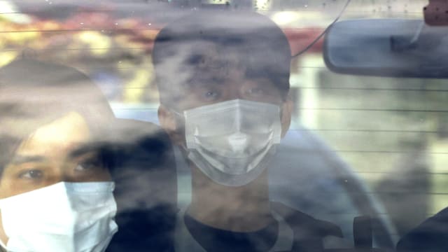 日本首相助选演说会场投掷爆炸物 嫌犯疑家中藏火药粉末