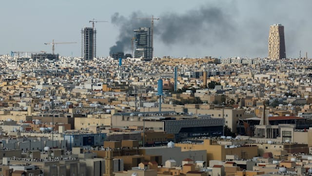 沙特拦截三枚来袭导弹 巴林称伊朗锁定酒店与住宅楼