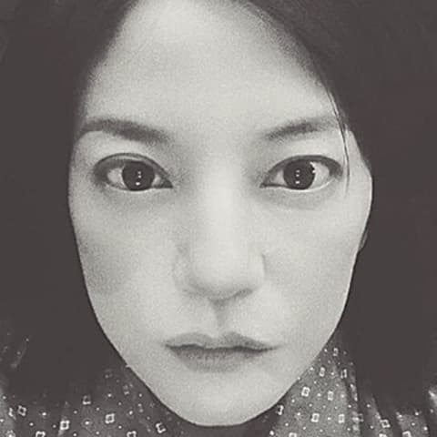 这个“520”有点感伤？赵薇晒黑白自拍照
