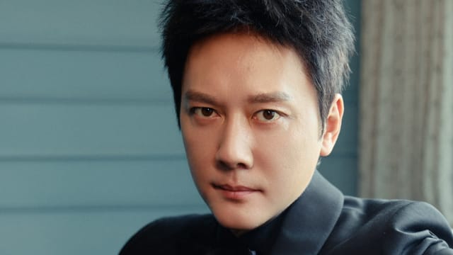 冯绍峰独自带儿看医生，意外泄露与前妻赵丽颖目前关系