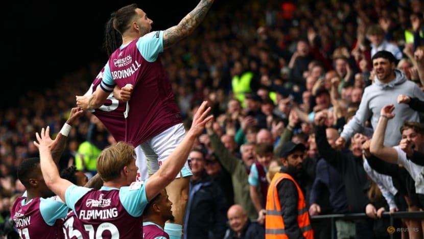 Leeds, Burnley close on promotion to Premier League