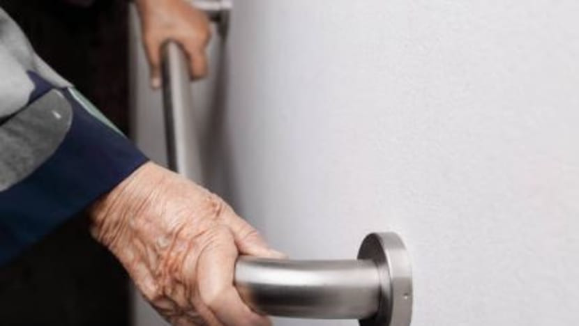 Impak jatuh terhadap kesejahteraan warga emas