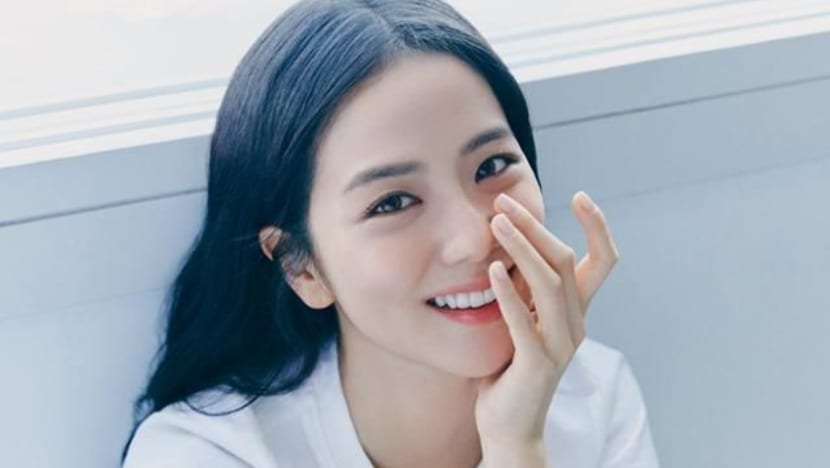 Jisoo BLACKPINK bagikan tas Dior ke staf, tampil beda di tengah kontroversi industri Korea