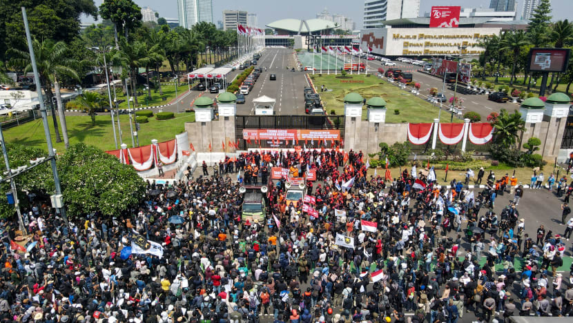 Parlimen Indonesia lengahkan daripada luluskan pindaan undang-undang pilihan raya; cetuskan tunjuk perasaan