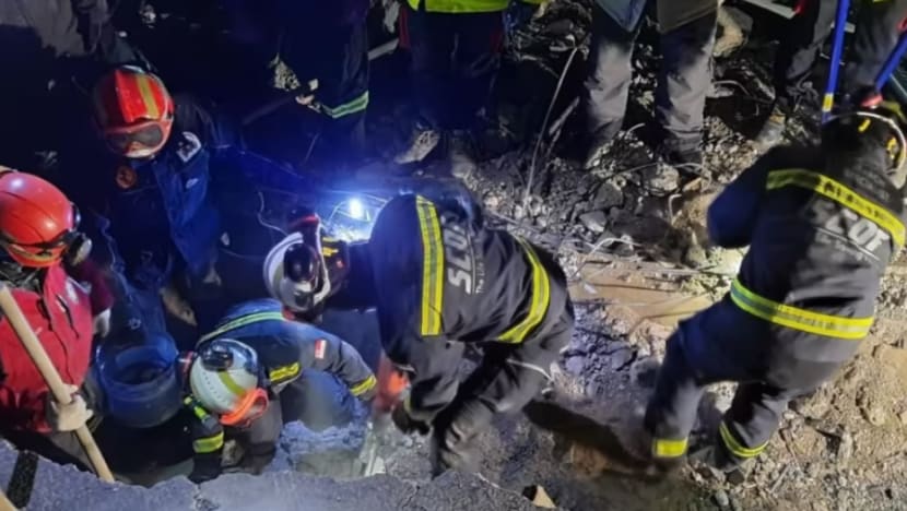 Pasukan SCDF berjaya selamatkan kanak-kanak lelaki dari bangunan runtuh di Turki Pasukan SCDF berjaya selamatkan kanak-kanak lelaki dari bangunan runtuh di Turki