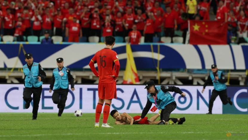 Spectator runs onto field during China-Japan World Cup qualifier