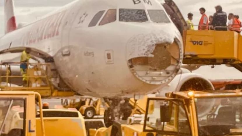 Pesawat Austrian Airlines hilang 'hidung' semasa penerbangan dek hujan batu