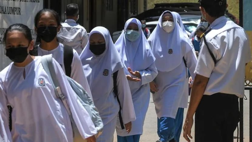 Pelajar di M'sia mungkin perlu pakai pelitup ke sekolah apabila dibuka semula pada 2 Mei Pelajar di M'sia mungkin perlu pakai pelitup ke sekolah apabila dibuka semula pada 2 Mei