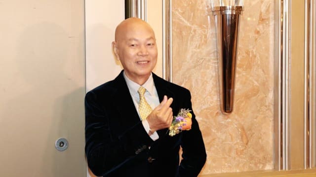 罗家英80岁生日获汪明荃送西装　被问夫妻俩谁身家多，他说……