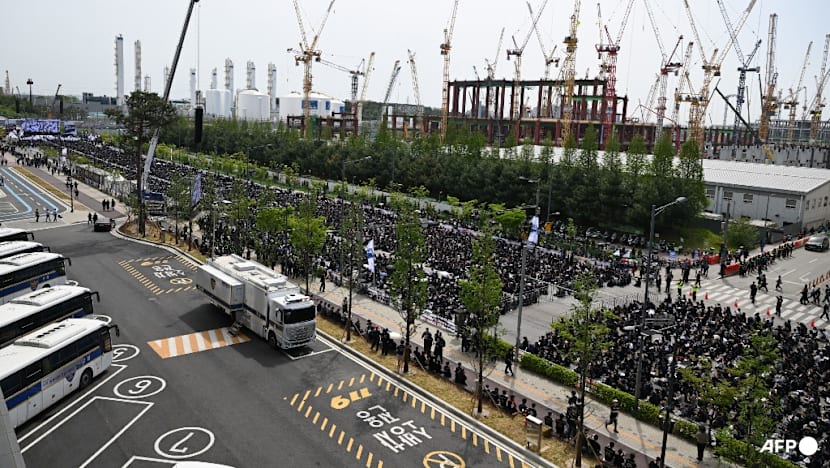 Samsung workers protest over huge pay gap with SK Hynix, threaten long strike