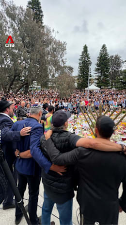 Hundreds gather to mourn victims of Bondi Beach shooting