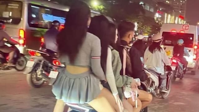一辆摩托车载四名女乘客 越南网约骑士被罚款