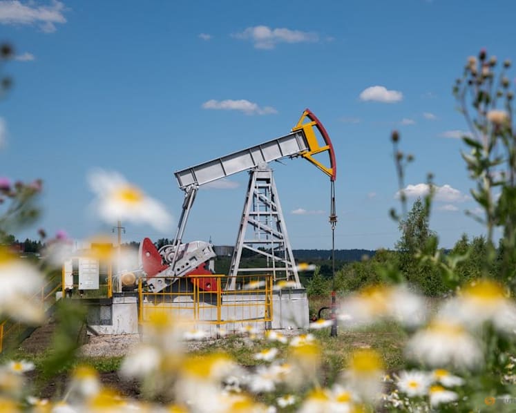 Oil settles down after choppy session as traders follow US, Iran talks