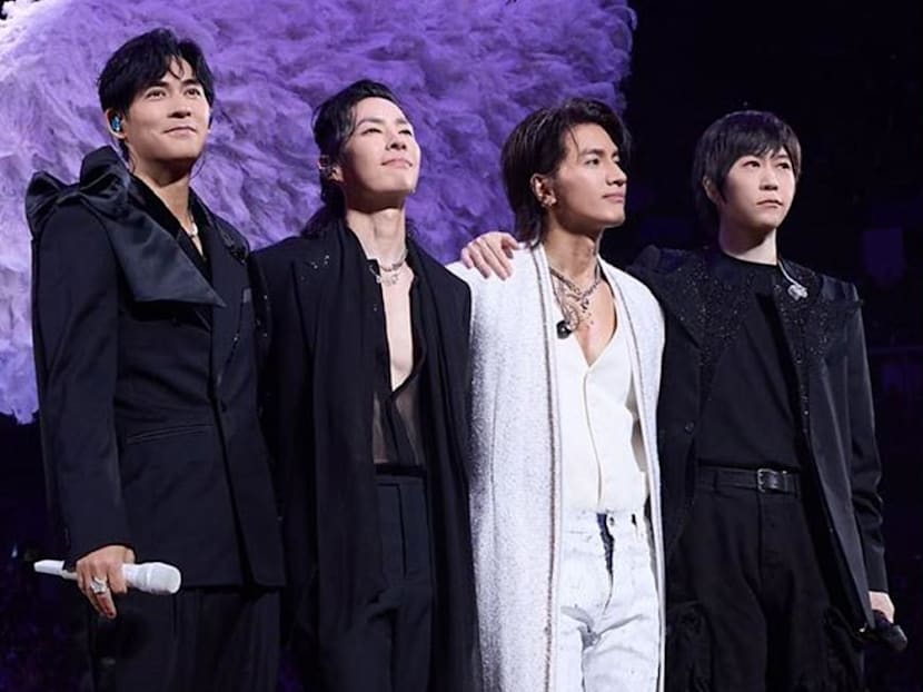 Mayday&rsquo;s Ashin falls from stage during concert with F4 members in Shanghai