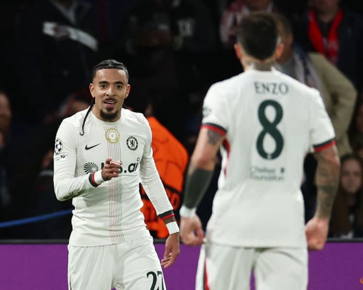 Kvaratskhelia late show as PSG crush Chelsea 5-2