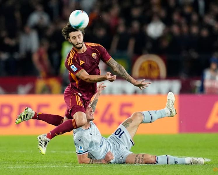 Roma move top with 2-0 win over Udinese