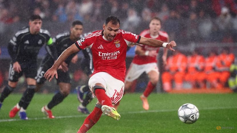 Goalkeeper scores at death to keep Benfica in Champions League with 4-2 win over Real Madrid