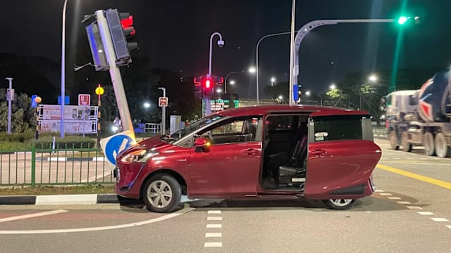 私召车司机突病发撞上交通灯 乘客：差一点没命