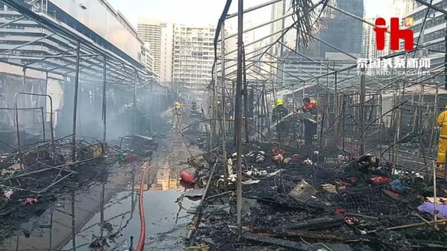 泰国乔德夜市突发大火 一名路人受伤百家店铺被波及