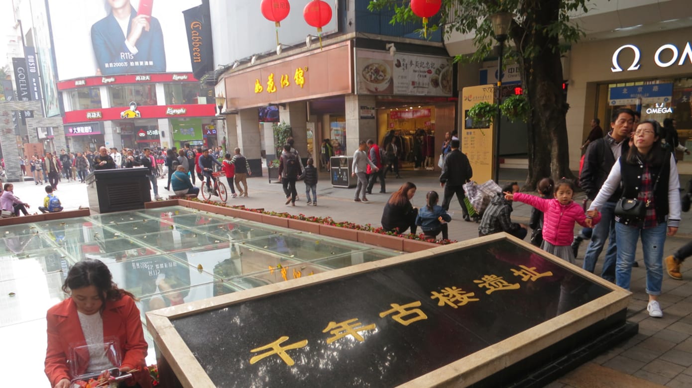 千年古楼遗址，以透明展柜的形式摆在大街中央。（图：黄匡宁）