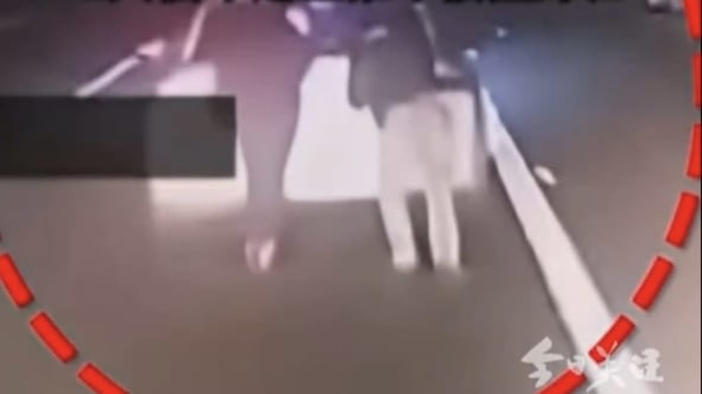 电量不足仍上高速公路 中国司机与乘客推车遭追尾撞死