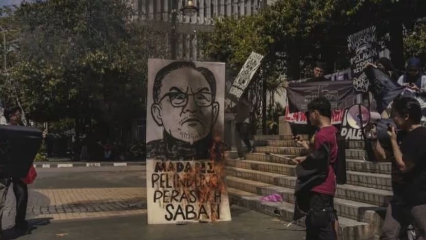 Polis Sabah siasat aktivis pelajar; karikatur PM Anwar dibakar dalam perhimpunan antirasuah