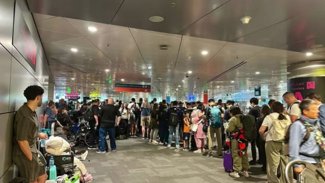 被迫滞留中东机场 狮城旅客叹不知何时能返新