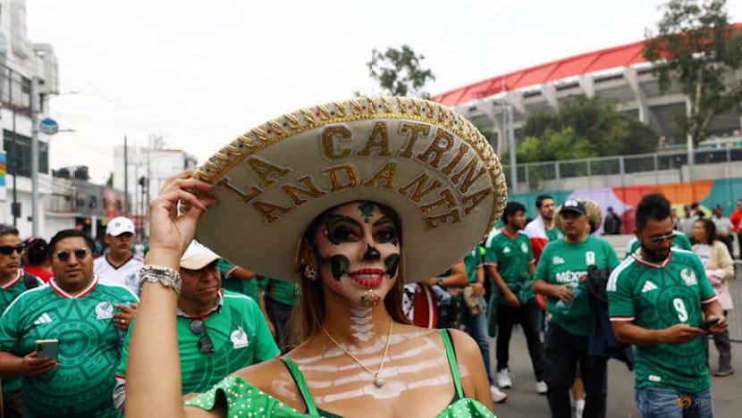 Politics aside, Mexico and Ecuador fans keep World Cup rivalry friendly