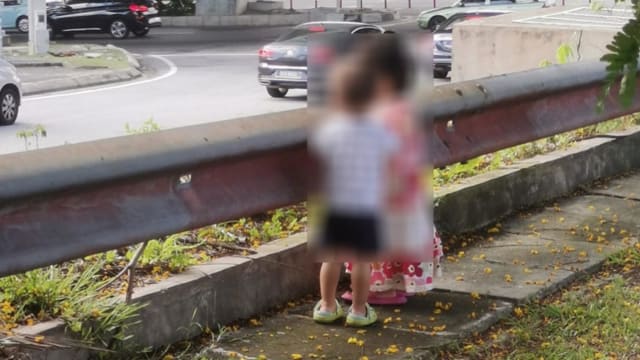 马国两童路上持刀嬉闹 父亲竟在家睡大觉