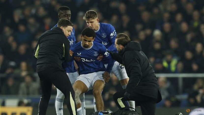Everton midfielder Ndiaye out with knee injury