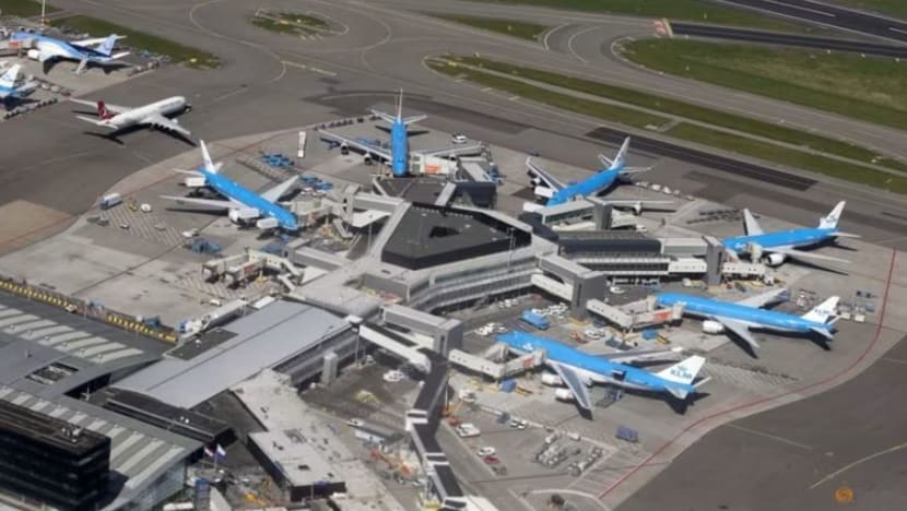 1 maut selepas terjatuh ke dalam enjin pesawat KLM di lapangan terbang Amsterdam