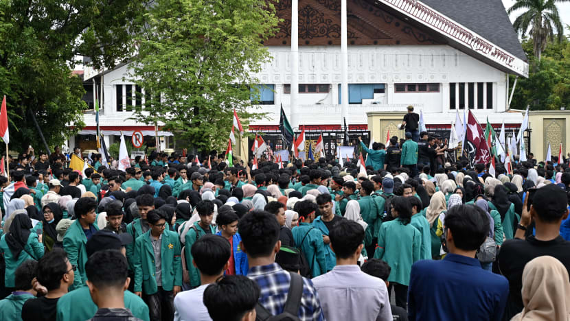 Tunjuk perasaan mahasiswa Aceh terkait keputusan RUU Pilkada berakhir secara paksa