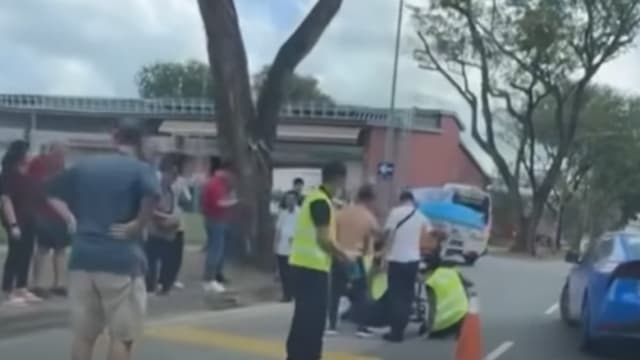 16岁男生被车撞倒送院