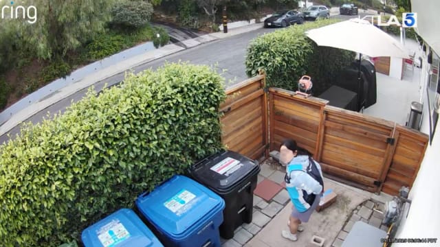 母亲节不止“送礼物” 亚马逊送货司机在顾客家门前大小便