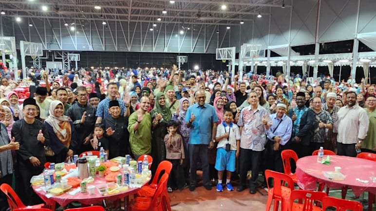 Majlis buka puasa Nee Soon himpun 2,000 penduduk pelbagai kaum; 150 penerima dapat duit, baju raya