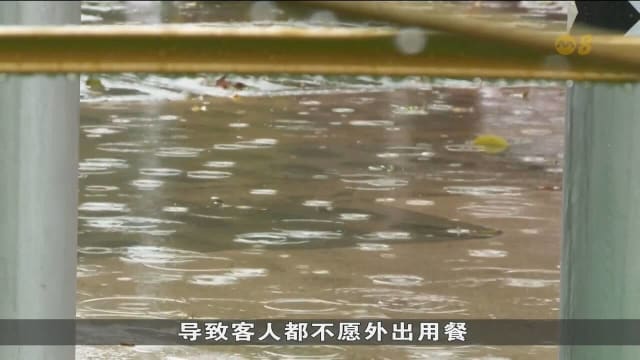 持续暴雨冲击樟宜餐饮业 牛车水年货市场人潮稀稀落落
