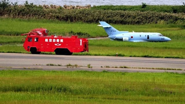 日本航空自卫队一架搜救机着陆时冲出跑道