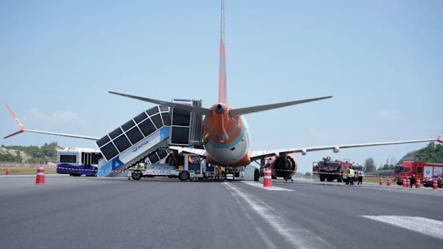 印度快运航空飞机着陆时出故障 泰普吉机场暂时关闭跑道