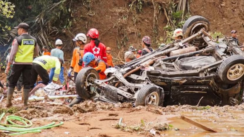 Operasi cari mangsa tanah runtuh Pulau Jawa digantung buat kali kedua dek cuaca buruk