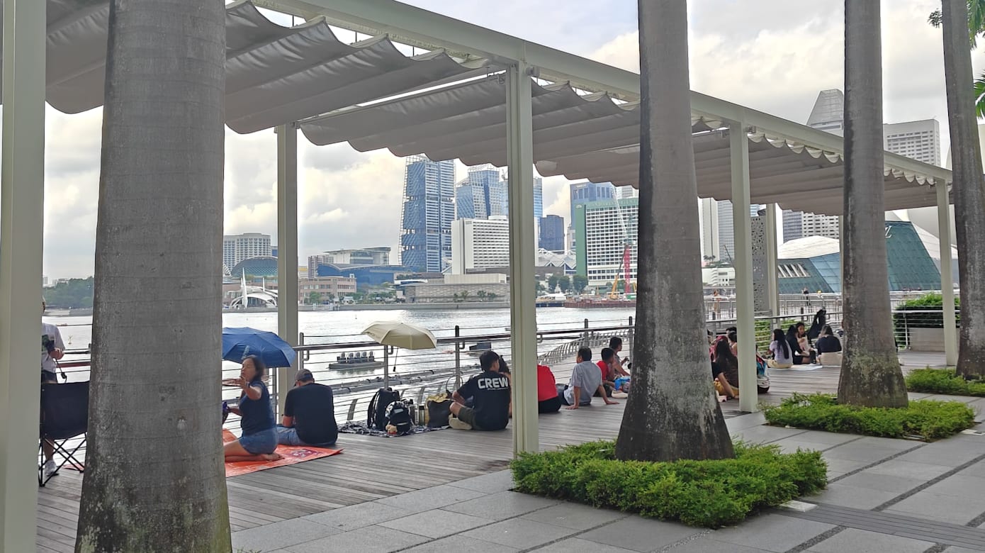 为了观赏烟火，不少民众提早到场占位子。大家也有备而来，带了零食和便携椅子。（图：刘伟聪）