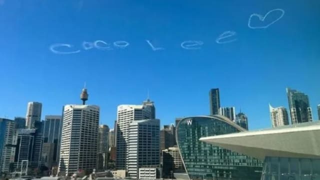 让思念升级！悉尼天空出现“Coco Lee”字样