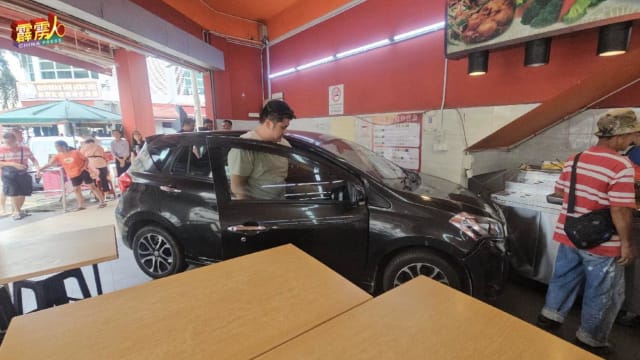 马国年迈夫妇开车误撞杂菜饭店 店主请他俩吃午饭压惊