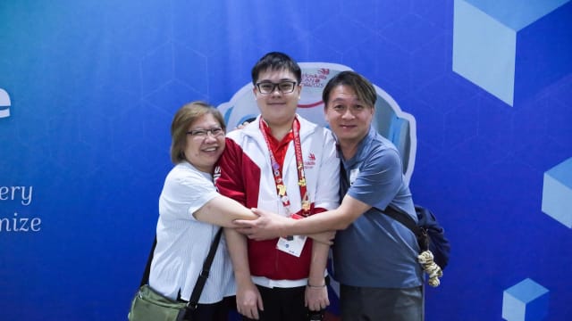  世界技能亚细安竞赛场外惊喜！ 父母悄悄飞马尼拉为儿子加油
